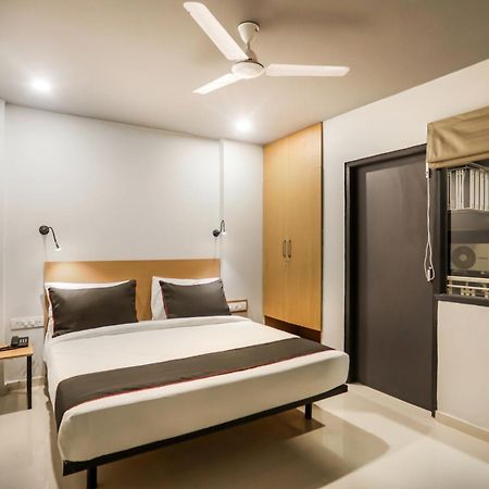 Super Collection O Le Noida Hotel Near Sector 76 Metro Station Buitenkant foto