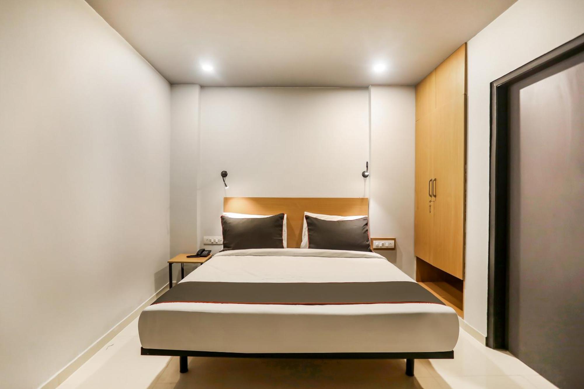 Super Collection O Le Noida Hotel Near Sector 76 Metro Station Buitenkant foto