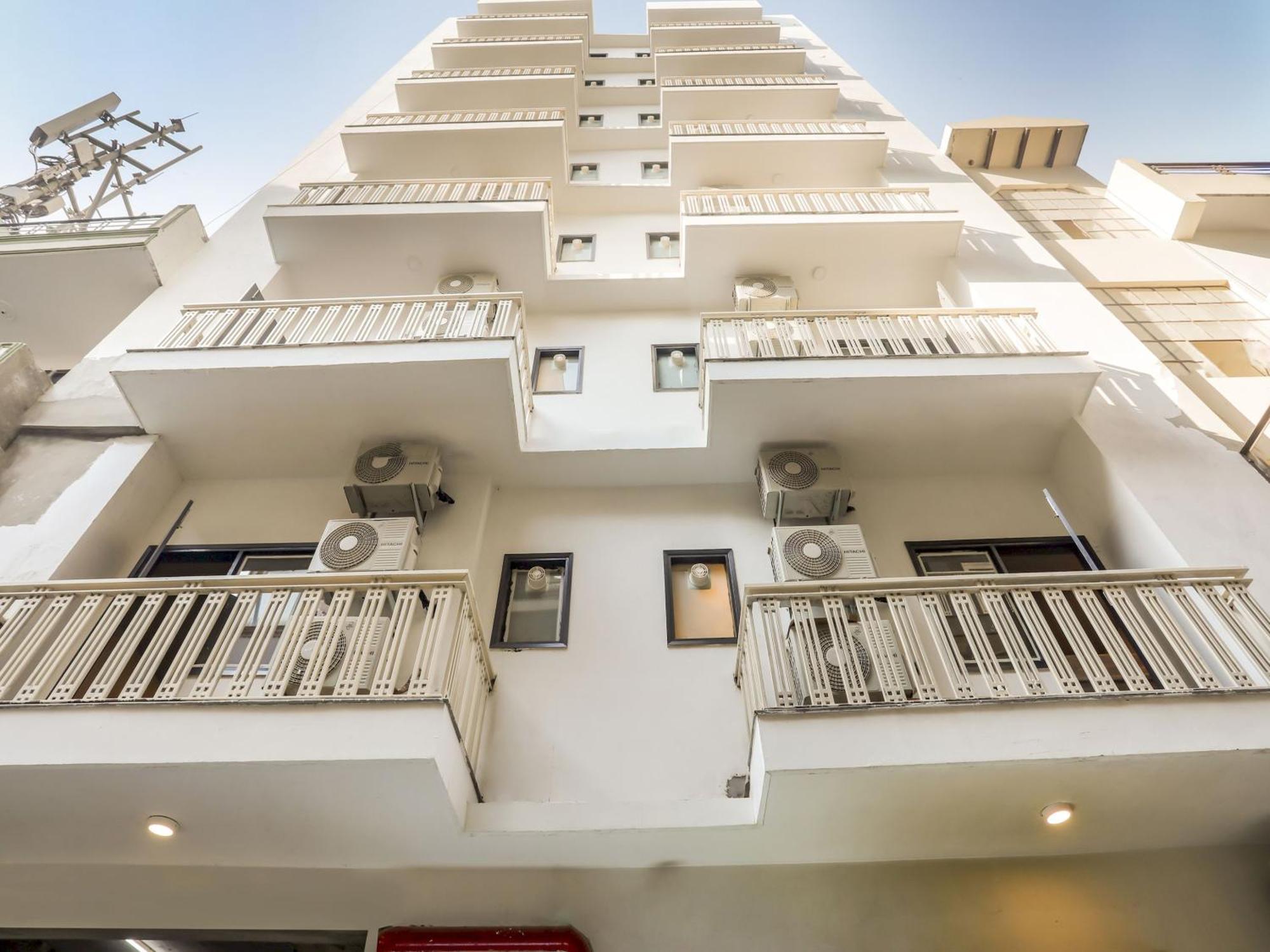 Super Collection O Le Noida Hotel Near Sector 76 Metro Station Buitenkant foto