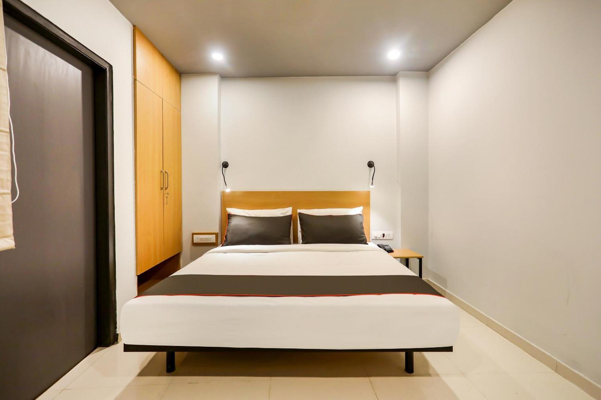 Super Collection O Le Noida Hotel Near Sector 76 Metro Station Buitenkant foto