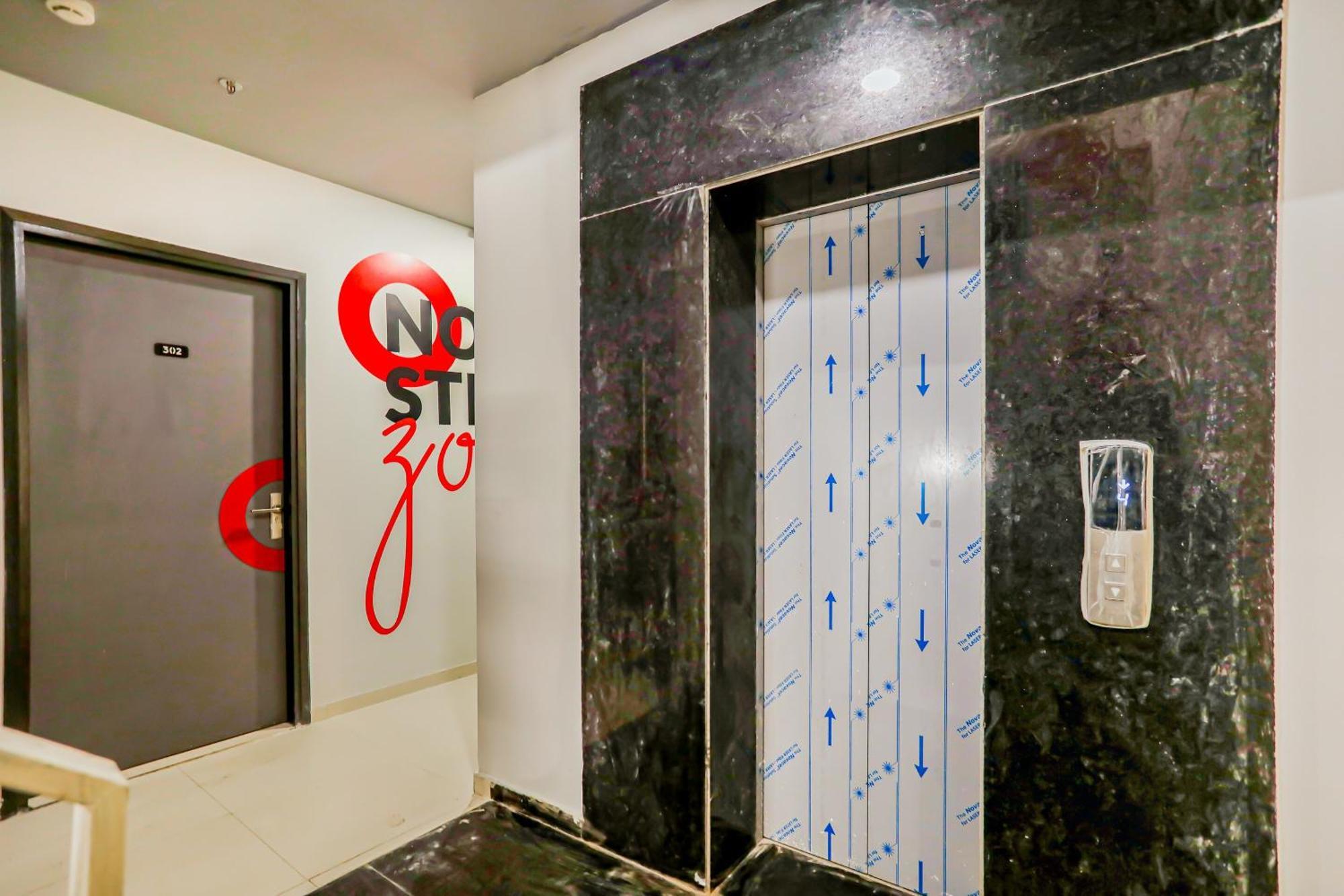 Super Collection O Le Noida Hotel Near Sector 76 Metro Station Buitenkant foto