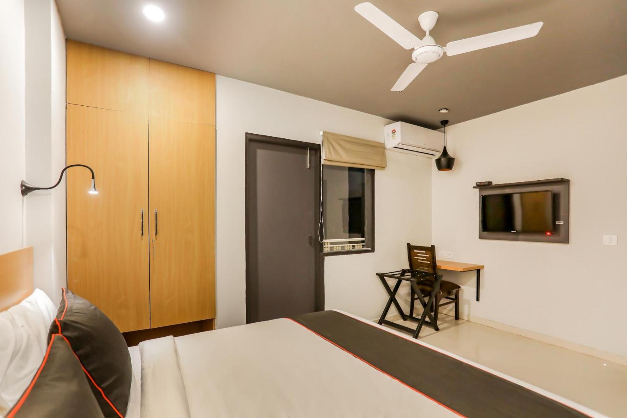 Super Collection O Le Noida Hotel Near Sector 76 Metro Station Buitenkant foto
