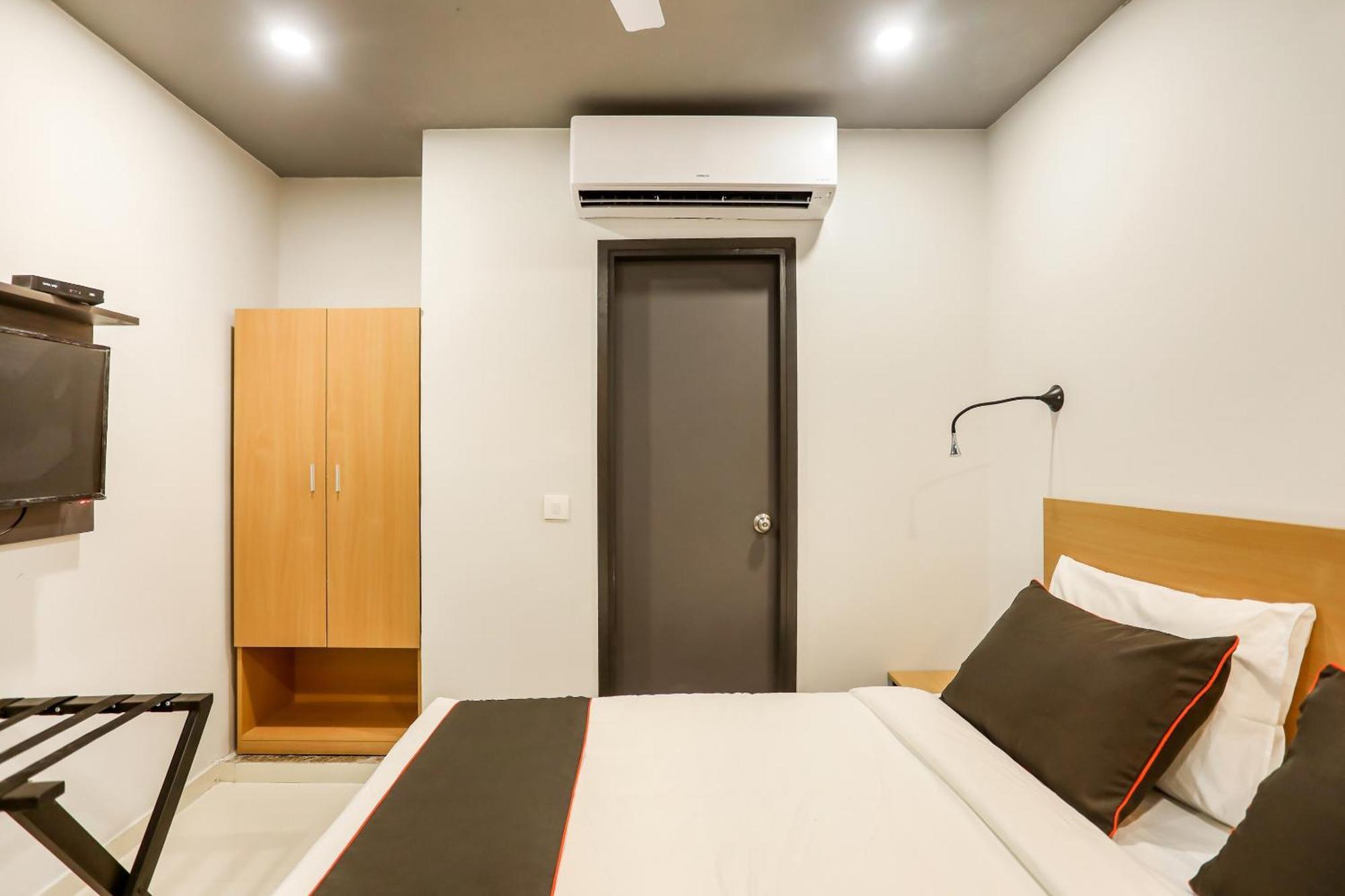 Super Collection O Le Noida Hotel Near Sector 76 Metro Station Buitenkant foto