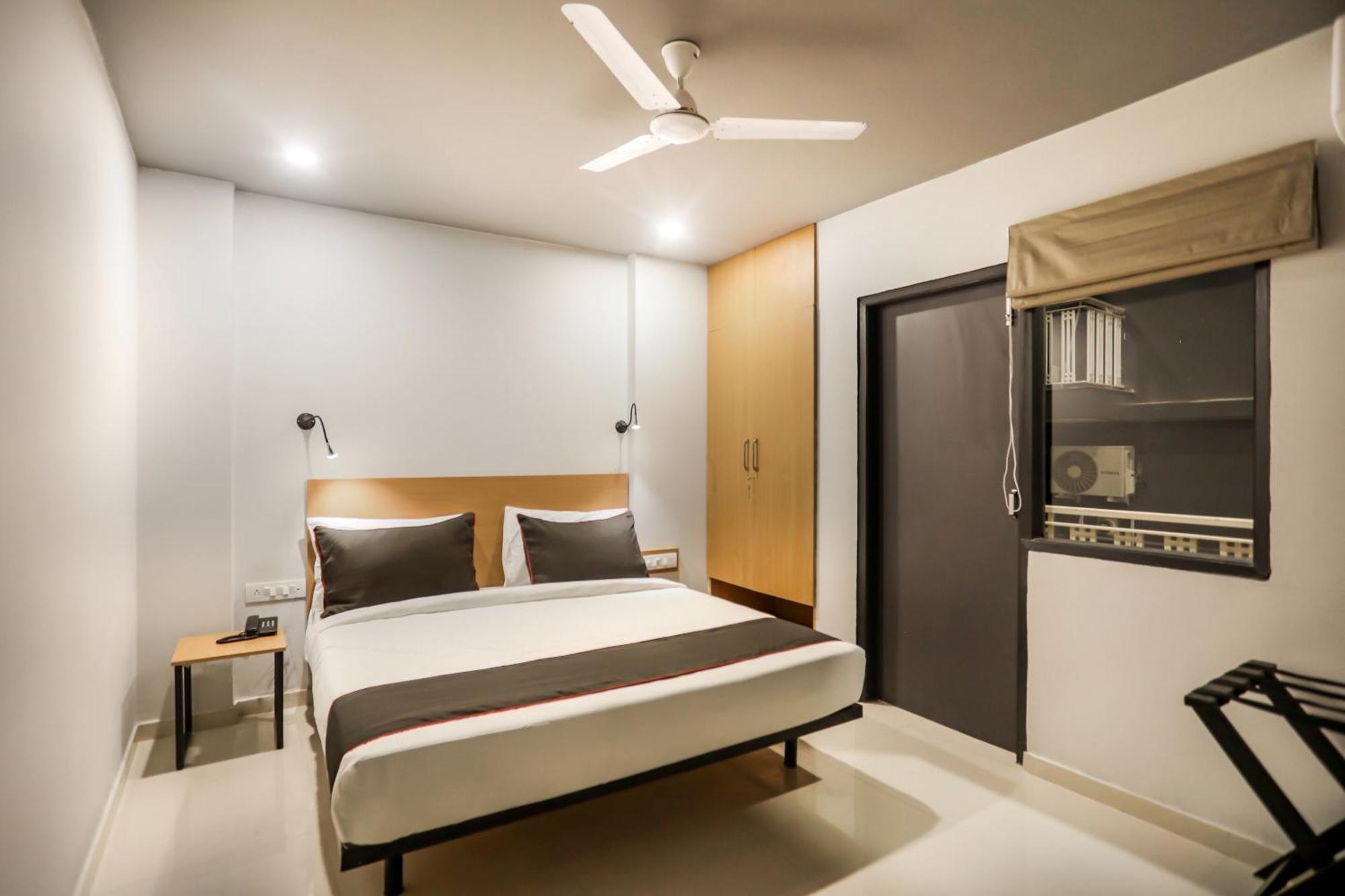 Super Collection O Le Noida Hotel Near Sector 76 Metro Station Buitenkant foto