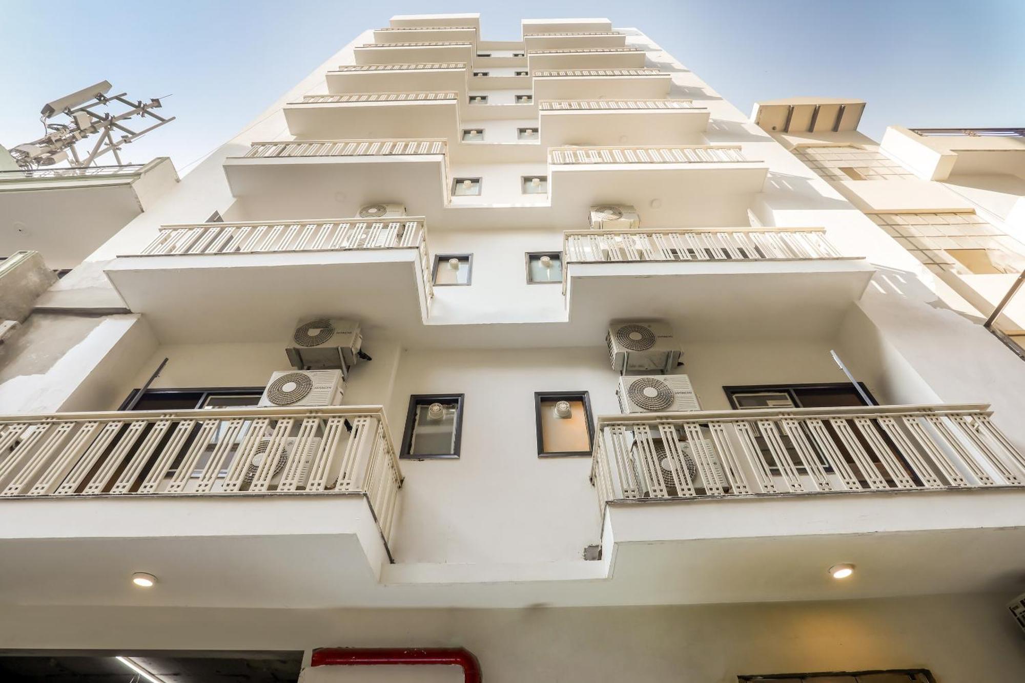 Super Collection O Le Noida Hotel Near Sector 76 Metro Station Buitenkant foto